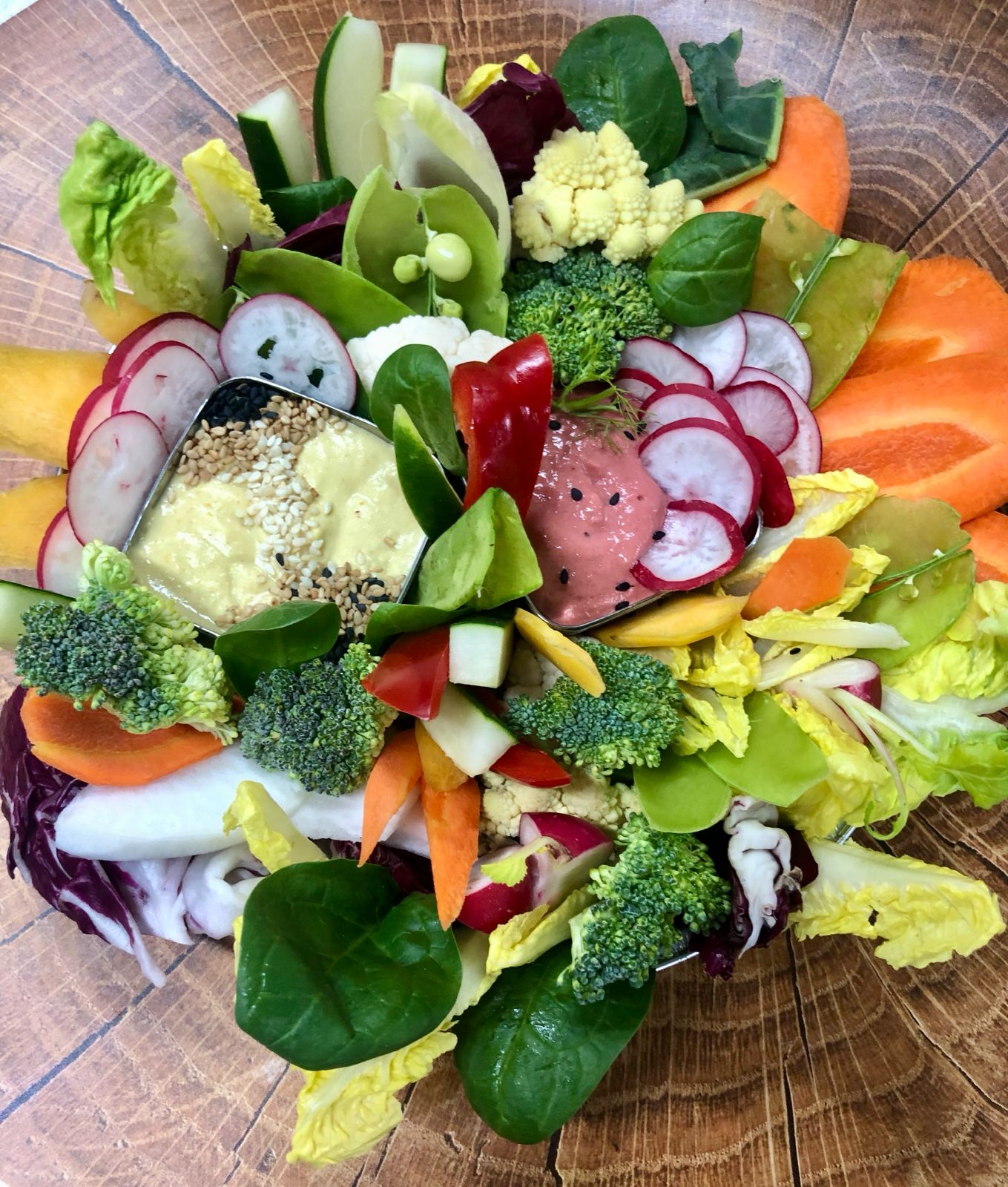 Fresh vegetable platter with dips